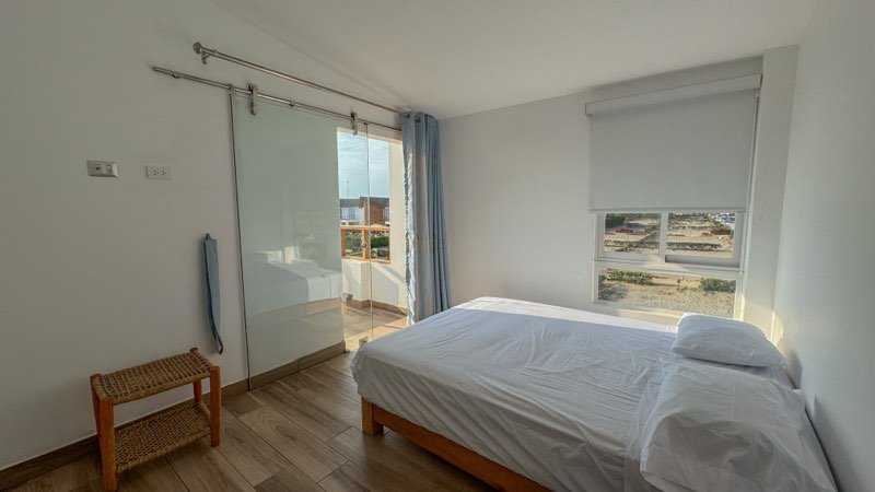 Habitación principal con balcón y vista al mar